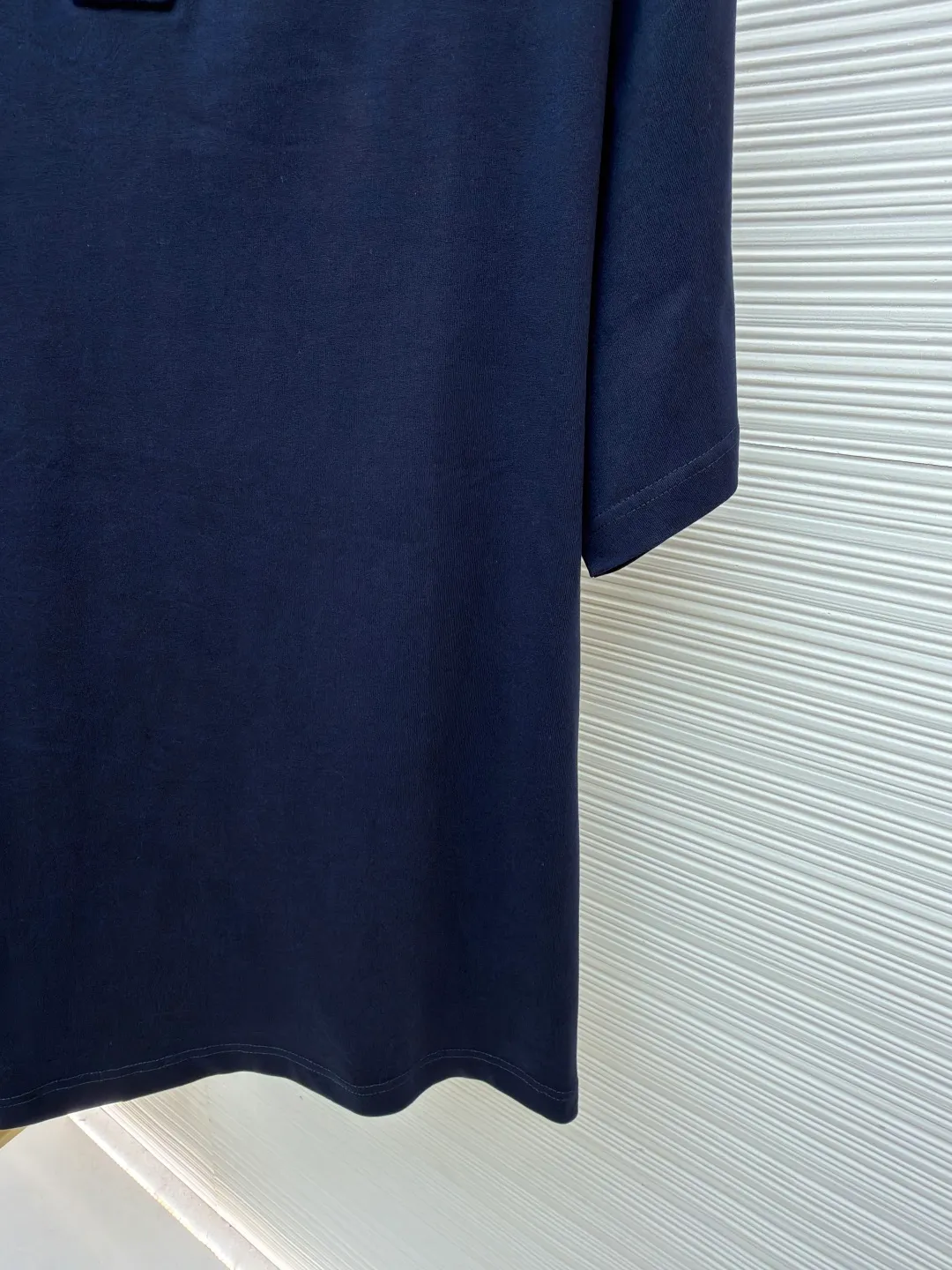 LOUISVUITTON embossed small label T-shirt ●Authentic product: 4989. Purchased and developed ●Item number: 1682264-A00 ●Fabric: pure cotton fabric ●Technology: embossed production ●Version: fitted version ●Weight: about 305 grams ●Size: XS-S-M-L ●Description: Fabric is 40S/2 Double-strand smooth cotton plain weave, dust-free wool processing; matching 40s single-strand combed cotton, 280g cylindrical machine rib. The front panel is stamped and filled. After low-temperature stamping with a steel stamp, the inside is filled with foam cotton. The bottom surface is directly sealed with low-temperature hot melt glue at 80 degrees Celsius. The integrated machine operation makes the relief pattern three-dimensional and full and stylish. High-quality products require natural and beautiful products. The overall wiring is straight and delicate, the fabric is comfortable and soft, and the color is consistent without color difference. It can be matched with the same style to create a fashionable look and control various occasions. Customized accessories, complete with three standards, same style for men and women!